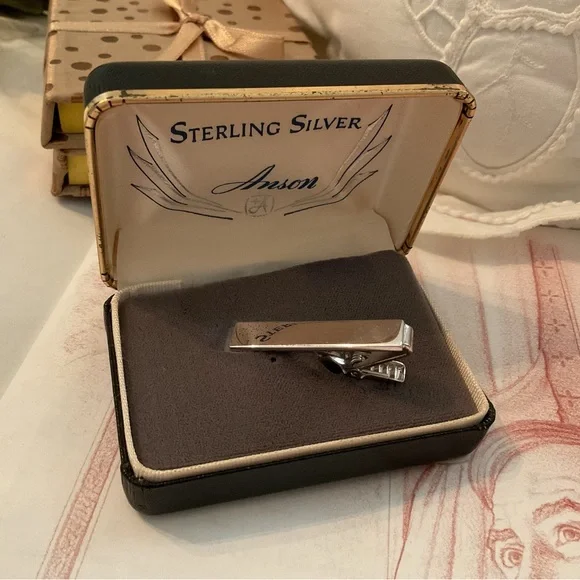 VINTAGE ANSON STERLING SILVER MEN’S TIE BAR IN ORIGINAL BOX, ESTABLISHED 1949